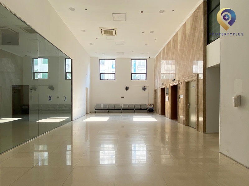 Sảnh chính tòa nhà Central-Field với thiết kế sang trọng và không gian mở